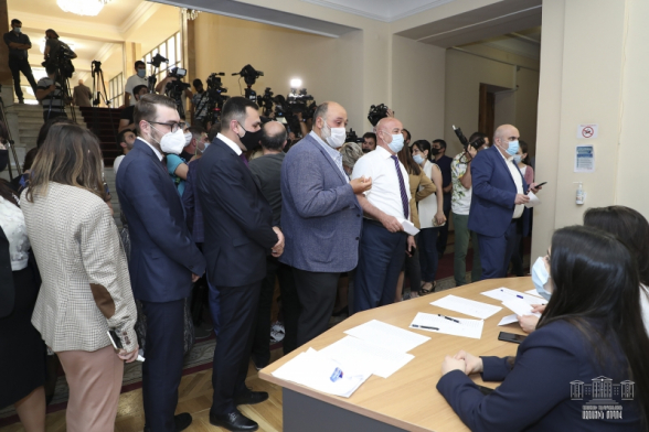 Նիկոլը քաջատեղյակ լինելով, որ պատգամավորներից շատերի տանը կան կորոնավիրուսով վարակվածներ, բոլորին հավաքեց իրար գլխի և ստիպեց, որ տապալեն սահմանադրական կարգը